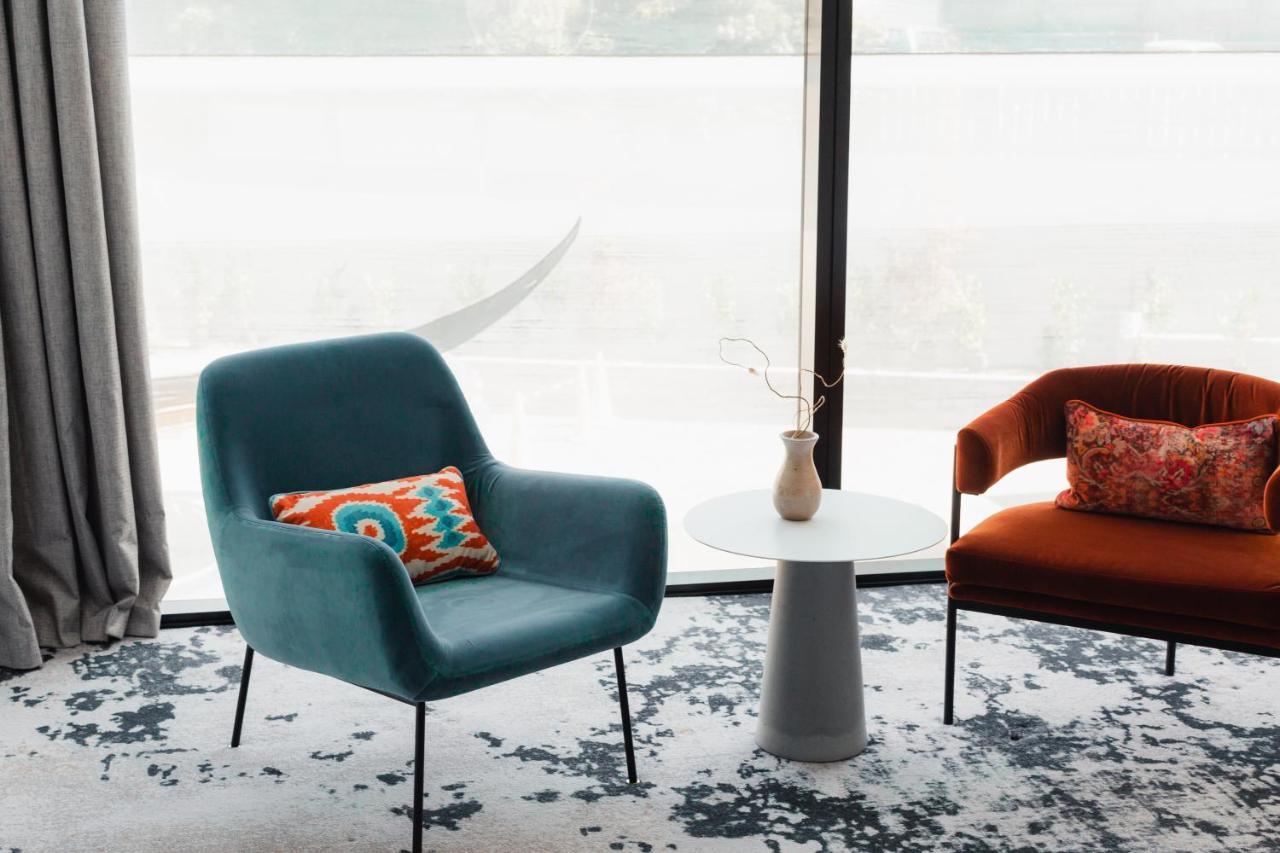 Ebb-Дьюндин Экстерьер фото The 1950s armchair, designed by Hans Wegner, is a classic example of Danish design.