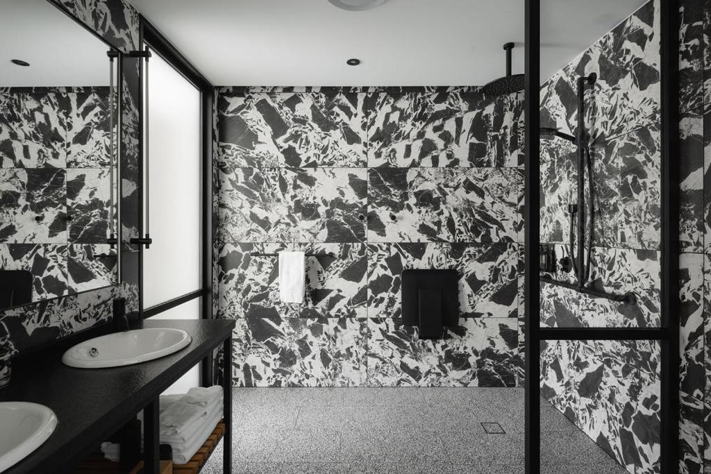 Ebb-Дьюндин Экстерьер фото Bathroom with terrazzo tiles